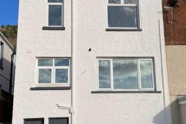Full re-dash of a hillside terrace front